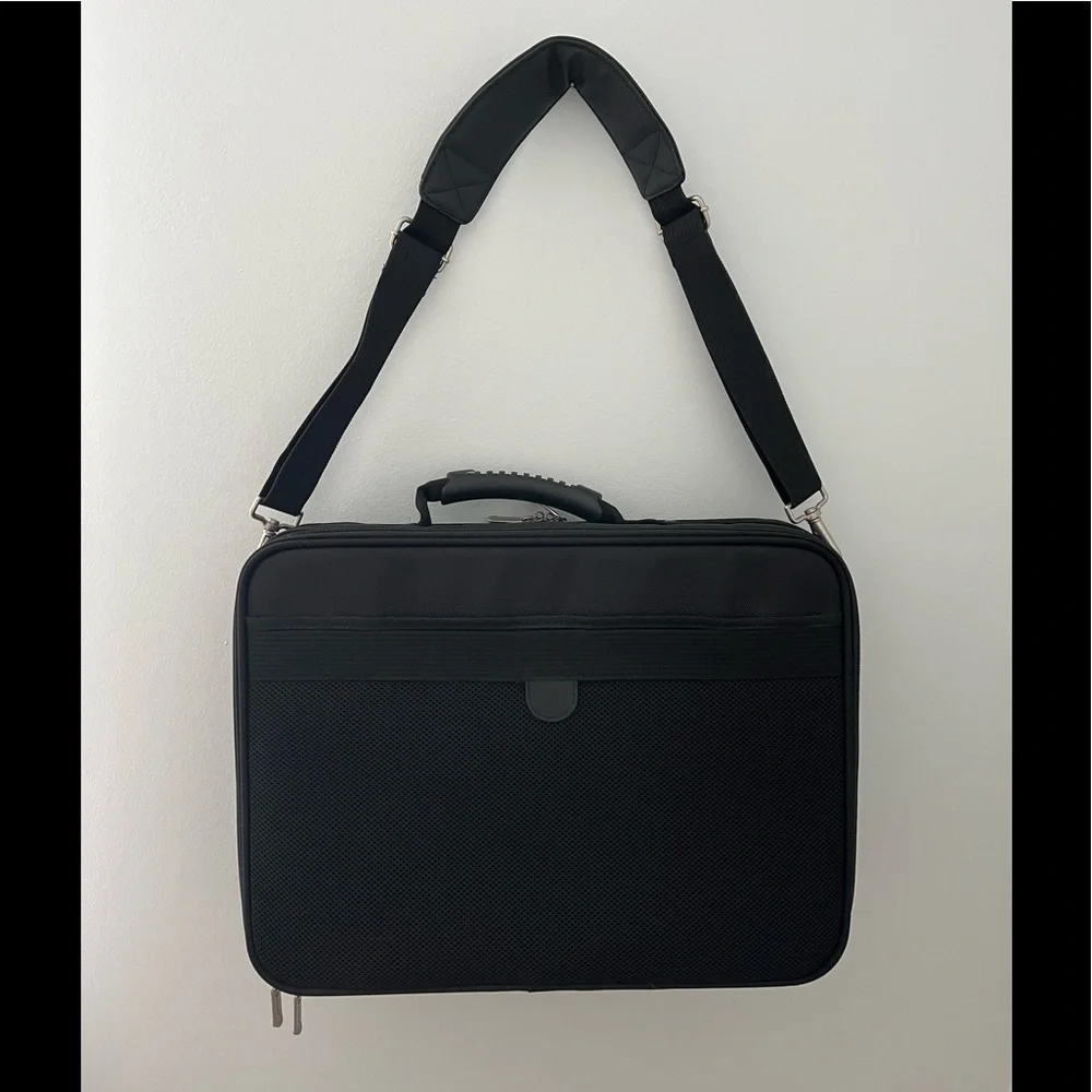 NWOT Foray Laptop/Computer Messenger Shoulder Bag